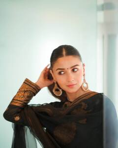 Alia Bhatt Photos: ब्लैक हैंडवॉवन ब्रोकेड सलवार सूट में आलिया भट्ट का दिखा खूबसूरत अंदाज, सादगी से फैंस को बनाया दीवाना