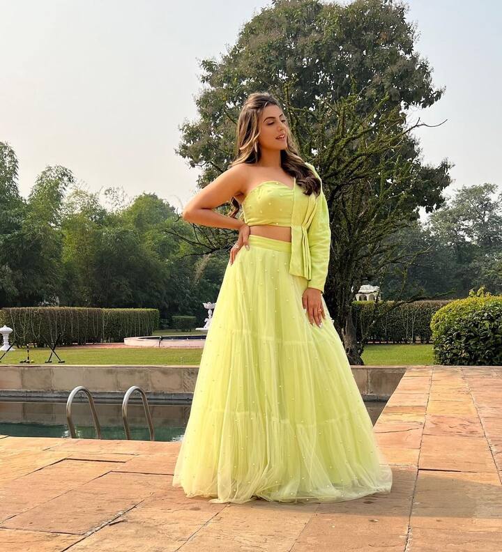 अक्षरा का ये स्टाइल बेहद दिलकश हैं. इन तस्वीरों को शेयर करते हुए एक्ट्रेस ने कैप्शन में लिखा , 