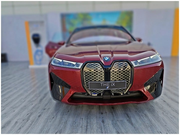 BMW iX का भारत में डेब्यू, सिंगल चार्ज पर देती है 425km की ड्राइविंग रेंज