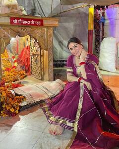 Shraddha Arya Photos: शादी के बाद मंदिर में श्रद्धा आर्या ने कराया फोटोशूट, Kundali Bhagya की प्रीता की खूबसूरती पर दिल हार बैठे फैंस
