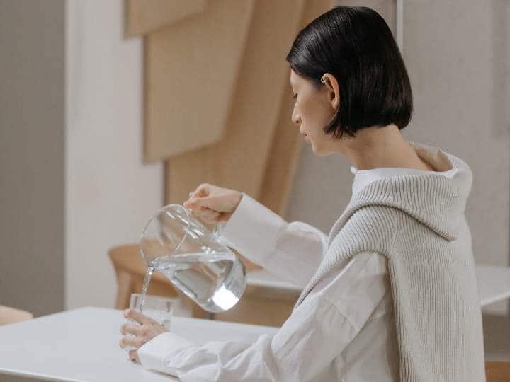 Ayurveda: భోజనం మధ్యలో నీళ్లు ఎందుకు తాగకూడదు? ఆయుర్వేదం ఏం చెబుతోంది? Are you drinking water in the right way? Why not drink water between meals? What does Ayurveda say? Ayurveda: భోజనం మధ్యలో నీళ్లు ఎందుకు తాగకూడదు? ఆయుర్వేదం ఏం చెబుతోంది?