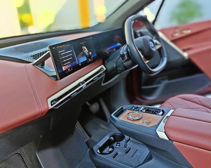 ભારતમાં 76.6 kWh બેટરી પેક સાથે BMW iX xDrive40 મળે છે જે ઈલેક્ટ્રિક મોટર્સને 326hp અને 630Nm પાવર જનરેટ કરવા માટે પાવર આપે છે. દરેક એક્સેલ પર બે મોટર છે અને તે અલબત્ત ઓલ-વ્હીલ ડ્રાઇવ છે. ડ્રાઇવરને વિવિધ ડ્રાઇવ મોડ્સનો વિકલ્પ પણ મળે છે જ્યારે તમે સ્ટીયરિંગ પેડલ્સ દ્વારા ઓટોમેટિક અથવા મેન્યુઅલ રિજનરેટિવ બ્રેકિંગ વચ્ચે પસંદગી કરી શકો છો.
