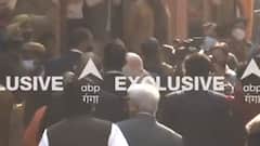 Varanasi : दोनो हाथ उठाकर PM Modi ने काशी के लोगों का किया अभिवादन | Hindi News