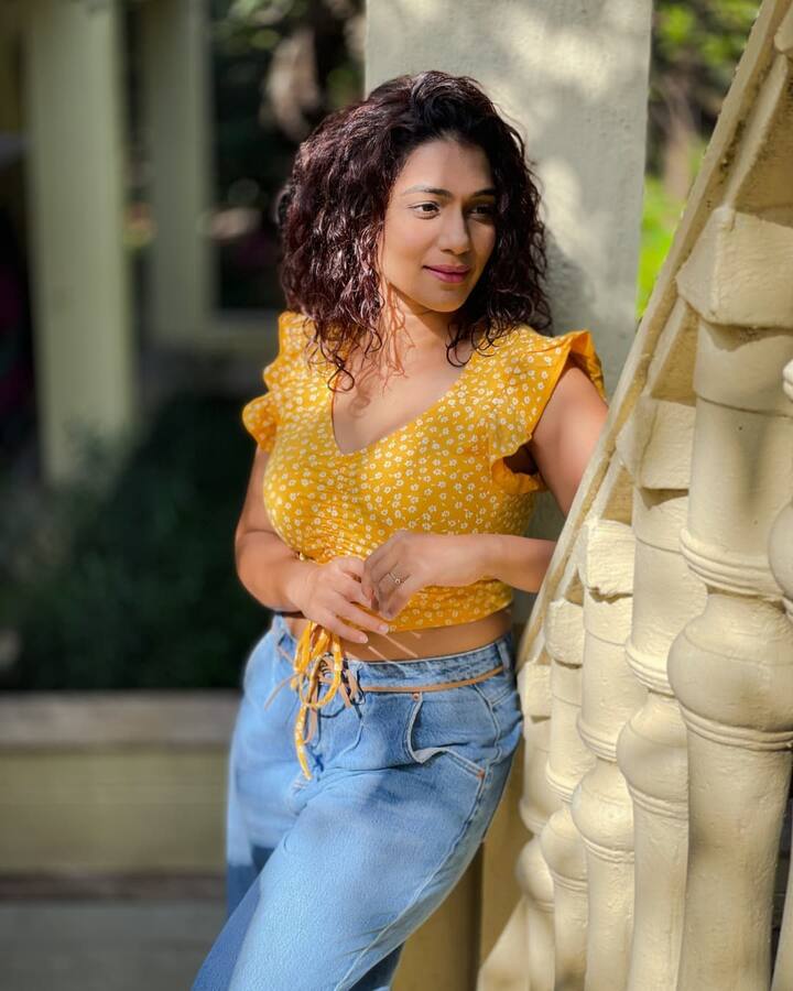 मराठी चित्रपटसृष्टीवर आपल्या अभिनयाची मोहोर उमटवणारी प्रसिद्ध अभिनेत्री म्हणजेच उर्मिला कानिटकर कोठारे (photo: urmilakothare/ig)