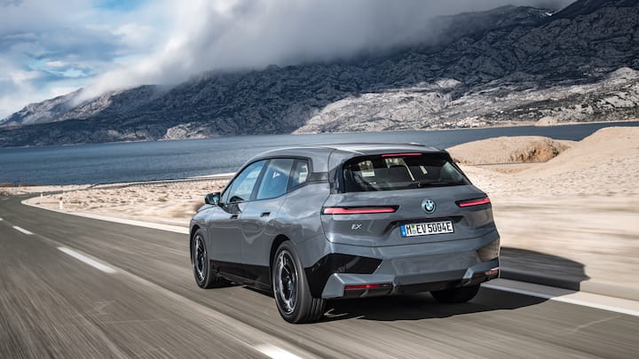 BMW iX वैश्विक स्तर पर दो वेरिएंट में उपलब्ध है. यह वेरिएंट iX xDrive 40 और iX xDrive 50 है. iX xDrive 40 वेरिएंट 6.1 सेकेंड में 0-100kph की रफ्तार पकड़ सकती है जबकि iX xDrive 50 इससे भी तेज है, यह 4.6 सेकेंड में 0-100kph की रफ्तार पकड़ सकती है.