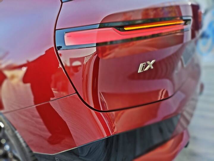 ફ્લશ ડોર હેન્ડલ્સ, સ્લિમ LED હેડલેમ્પ્સ અને ટેલ-લેમ્પ્સ વત્તા ફ્રેમલેસ દરવાજા (આ સુવિધા સાથેની પ્રથમ BMW SUV) છે જ્યારે BMW લોગો પણ વિન્ડસ્ક્રીન માટે વોશર ફ્લુઇડની જગ્યા તરીકે કામ કરે છે. અંદર, તે કોઈપણ BMWથી વિપરીત છે જેમાં હું ક્યારેય બેઠો છું અને BMW એ જે રીતે વિચાર્યું છે તે રીતે આંતરિક પ્રભાવશાળી છે. મને એ હકીકત ગમે છે કે તે X5 સાથે કોઈ સમાનતા વિના દરેક રીતે અલગ છે.