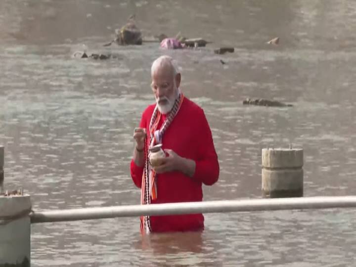 PM Narendra Modi offers prayers, takes holy dip in Ganga river Varanasi PM Modi in Varanasi: வாரணாசியில் பிரதமர் மோடி: கங்கையில் புனித நீராடினார்!