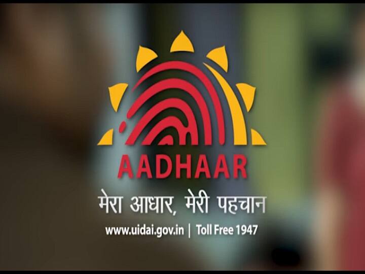 SMS के जरिए आधार को लॉक करने के लिए आपको अपने रजिस्टर्ड मोबाइल नंबर से TEXT में जाकर GETOTP (SPACE) और आपके आधार नंबर के आखिरी 4 डिजिट एंटर करने हैं. अब आपको दूसरा SMS OTP मिलने के तुरंत बाद भेजा जाना चाहिए. इसको LOCKUID (SPACE) आपके आधार के अंतिम 4 अंक (SPACE) 6 अंकों का OTP डालें