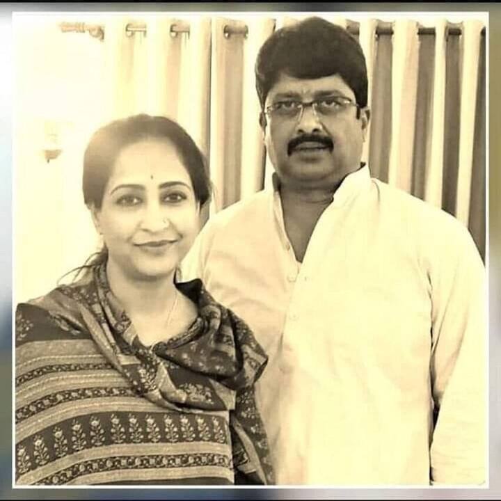 रघुराज प्रताप सिंह उर्फ राजा भैया प्रतापगढ़ में कुंडा से निर्दलीय विधायक हैं. राजा भैया की पत्नी हैं भानवी कुमारी. 2017 में जो हलफनामा राजा भैया ने दिया था उसमें बताया था कि उनकी पत्नी के पास 7 करोड़ तो उनके नाम करीब 6 करोड़ रुपये की संपत्ति है. 