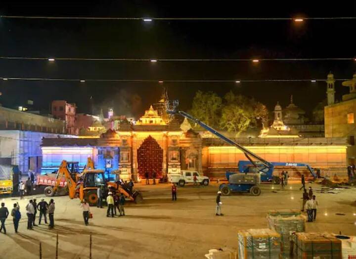 मोदींच्या स्वागतासाठी काशी विश्वनाथ मंदिराला आकर्षक फुलांची सजावट करण्यात आलीय. काशी विश्वनाथ कॉरिडोर लोकार्पणचा हा सोहळा जवळपास तीन तास चालणार आहे. या सोहळ्या दरम्यान आतषबाजी, लेजर शो आणि दीपोत्सवही पाहायला मिळणार आहे. 8 मार्च 2019 रोजी पंतप्रधान मोदींच्या हस्ते काशी विश्वननाथ कॉरिडोरचं भूमीपूजन करण्यात आलं होतं.