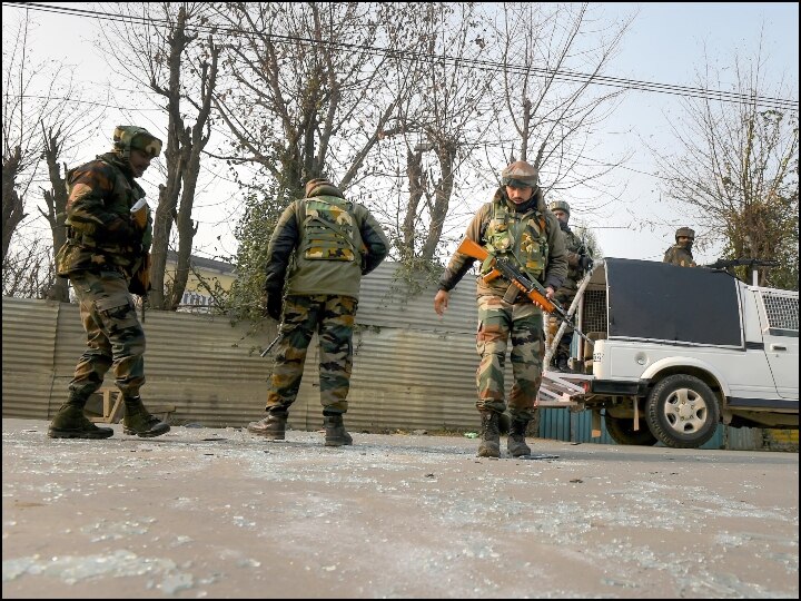 Terrorist Firing On Security Forces Bus Srinagar Jammu Kashmir | Srinagar  Terrorist Attack: श्रीनगर में सुरक्षाबलों की बस पर आतंकी हमला, 2 जवान शहीद,  फायरिंग में 12 ज़ख्मी