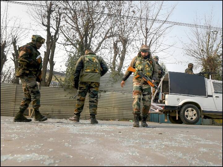 Jammu Kashmir Kulgam encounter One police personnel SgCt Rohit Chhib killed attained martyrdom, 1 JeM terrorist killed Jammu Kashmir: कुलगाम मुठभेड़ में मारा गया जैश का खूंखार आतंकी बाबर, 2018 से ही आतंकी वारदातों में था शामिल