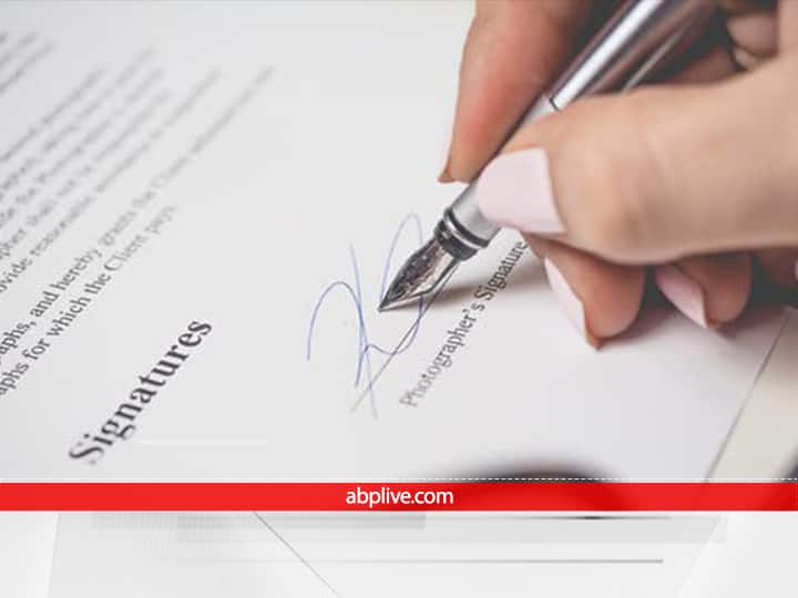 Signature : हस्ताक्षर के नीचे लाइन खींचने वालों में क्या होती सबसे खास बात? हृदय की बात को बता देता है उनका हस्ताक्षर What was the most special thing about those who draw a line under their signature Their signature tells the matter of the heart Signature : हस्ताक्षर के नीचे लाइन खींचने वालों में क्या होती सबसे खास बात? हृदय की बात को बता देता है उनका हस्ताक्षर