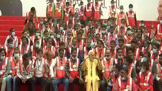 PM Modi Kashi Vishwanath Corridor : कॉरिडोरचं काम करणाऱ्य़ा कामगरांवर मोदींकडून पुष्पवृष्टी ABP Majha