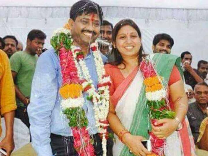 नंद गोपाल गुप्ता नंदी योगी आदित्यनाथ की सरकार में कैबिनेट मंत्री हैं. उनकी पत्नी का नाम अभिलाषा गुप्ता है. 2017 में अपने हलफनामे में नंदी ने बताया था कि अभिलाषा के नाम करीब 43 करोड़ रुपए की चल अचल संपत्ति है वहीं उनके के पास करीब 14 करोड़ रुपए की प्रॉपर्टी है.