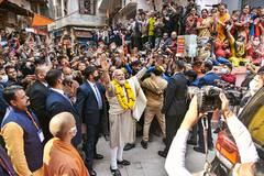 Watch: काशी की संकरी गलियों से गुजरे पीएम मोदी, लोगों ने की फूलों की बारिश, लगे 'हर हर महादेव' के नारे
