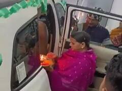 Tejashwi Yadav in Patna: दुल्हनिया का हाथ थामे पटना पहुंचे तेजस्वी यादव, राबड़ी ने नई बहू की उतारी आरती, देखें तस्वीरें