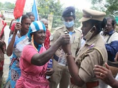 பெண்கள் நடத்திய மது குடிக்கும் போராட்டத்தால் நெல்லை ஆட்சியர் அலுவலகத்தில் பரபரப்பு