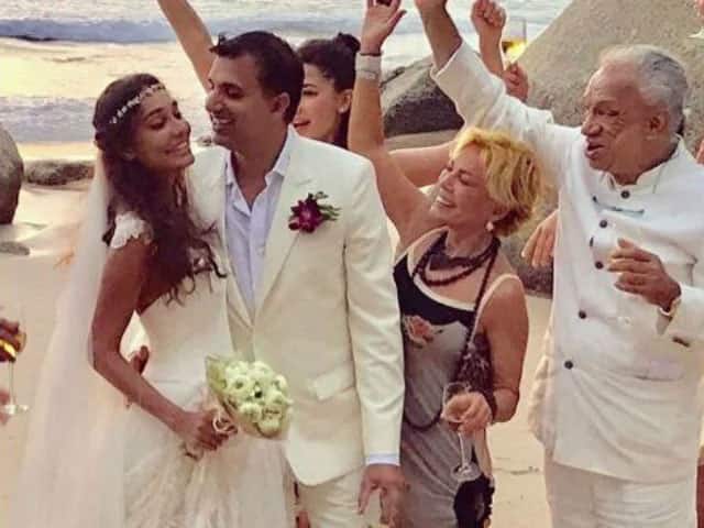 लीज़ा हेडन और डीनो लालवानी (Lisa Heydon – Dino Lalvani): बीच वेडिंग में लीजा हेडन और डीनो लालवानी ने एक दूसरे को अपना बनाया था. भले ही ये एक डेस्टिनेशन वेडिंग थी लेकिन बेहद ही सिंपल अंदाज में हुई इस शादी का शोर भी कहीं नहीं मचा. (फोटो – सोशल मीडिया)