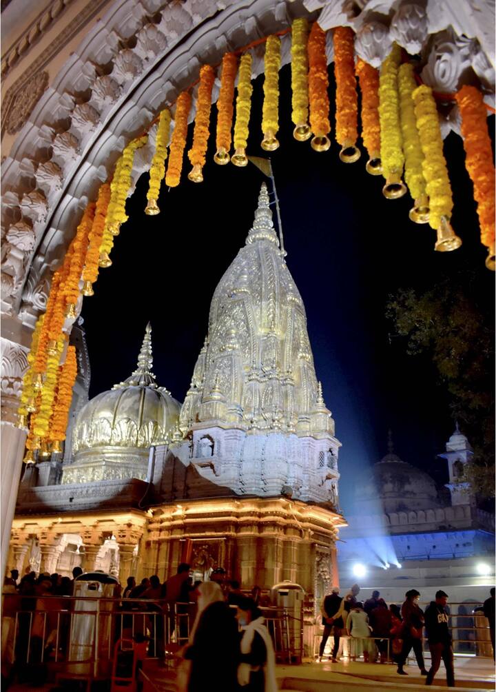 કાશી વિશ્વનાથ કોરિડોરની વિશેષતાઓ - કાશીમાં બાબા વિશ્વનાથના દરબારમાં વડાપ્રધાન નરેન્દ્ર મોદીએ લીધેલો સંકલ્પ આજે પૂરો થઈ રહ્યો છે. આજે, પીએમ મોદી કાશી વિશ્વનાથ કોરિડોરનું ઉદ્ઘાટન કરવા ઉત્તર પ્રદેશના શહેર અને તેમના સંસદીય ક્ષેત્ર બનારસ (વારાણસી) પહોંચી રહ્યા છે.