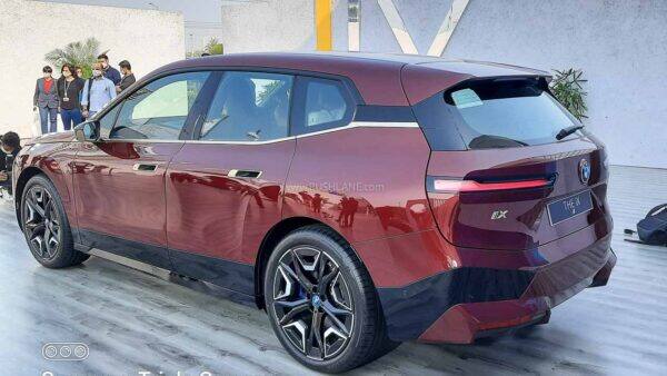 ਪਾਵਰ: BMW iX xDrive40 ਭਾਰਤ ਵਿੱਚ 76.6 kWh ਬੈਟਰੀ ਪੈਕ ਨਾਲ ਉਪਲਬਧ ਹੋਵੇਗੀ। ਇਸ ਦੀ ਮੋਟਰ 326hp ਦੀ ਪਾਵਰ ਅਤੇ 630 ਨਿਊਟਨ ਮੀਟਰ ਟਾਰਕ ਜਨਰੇਟ ਕਰੇਗੀ। ਵਾਹਨ ਦੇ ਹਰੇਕ ਐਕਸਲ 'ਤੇ ਦੋ ਮੋਟਰਾਂ ਹਨ ਅਤੇ ਇਹ ਯਕੀਨੀ ਤੌਰ 'ਤੇ ਆਲ-ਵ੍ਹੀਲ ਡਰਾਈਵ ਹੈ। ਡਰਾਈਵਰ ਨੂੰ ਕਈ ਡਰਾਈਵ ਮੋਡਾਂ ਦਾ ਵਿਕਲਪ ਵੀ ਮਿਲਦਾ ਹੈ, ਸਟੀਅਰਿੰਗ ਪੈਡਲ ਤੋਂ ਆਟੋਮੈਟਿਕ ਜਾਂ ਮੈਨੂਅਲ ਰੀਜਨਰੇਟਿਵ ਬ੍ਰੇਕਿੰਗ ਦੀ ਚੋਣ ਕਰ ਸਕਦਾ ਹੈ।