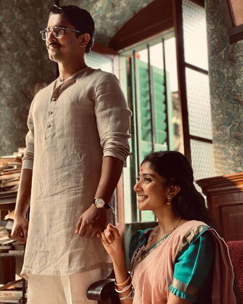 అందులో నాని సిగార్ కాలుస్తూ కనిపించారు. అలానే సాయి పల్లవి ఇన్నోసెంట్ లుక్ తో ఆకట్టుకుంటుంది. (Image credit: Nani/Instagram)