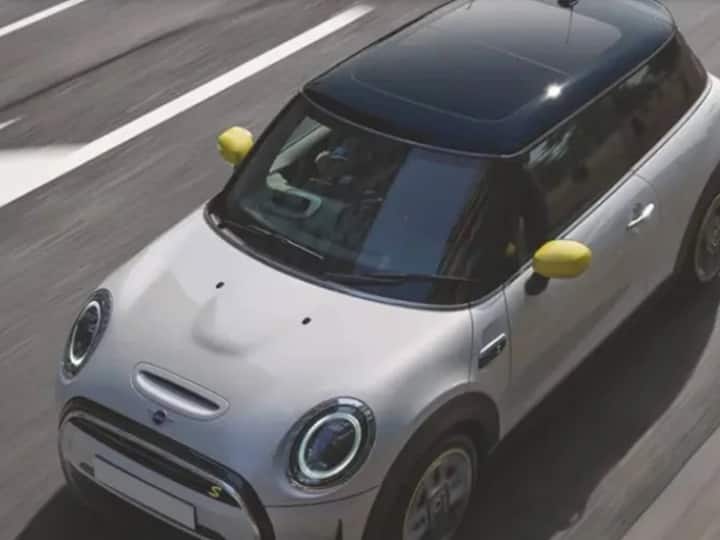 यह नई कूपर इलेक्ट्रिक एसई (Mini Cooper SE Electric) उन लोगों के लिए बेस्ट ऑप्शन हैं, जो लग्जरी कार सेगमेंट में जीरो एमिशन प्रोडक्ट वाली साइज में छोटी कार खरीदना चाहते हैं.