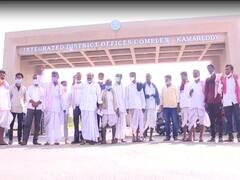 Kamareddy: కామారెడ్డి జిల్లాలో 40 కుటుంబాల కుల బహిష్కరణ... కలెక్టరేట్ ముందు బాధితుల నిరసన..!