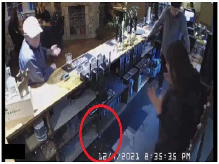 uk bar shares video of ghost shattering beer glass spooky says internet Watch video : பீர் பாட்டிலுடன் விளையாடிய பேய்.. பயந்து ஒதுங்கிய பெண்...வைரல் வீடியோ!