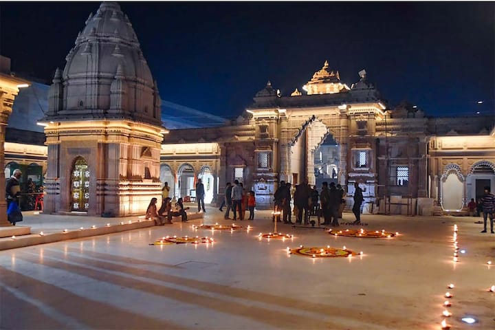 કાશીઃ વારાણસીમાં કાશી વિશ્વનાથનુ નવુ ધામ (Kashi Vishwanath Dham) બનાની તૈયાર થઇ ગયુ છે. પીએમ મોદી આજે આનુ લોકાર્પણ કરી રહ્યાં છે. ત્યારે તેની ભવ્યતા જોવી જરૂરી છે. આખા શહેરનો માહોલ આજે શિવાલય થઇ ગયો છે, તસવીરોમાં જુઓ કાશી વિશ્વનાથ કોરિડોરની ભવ્યતા.......