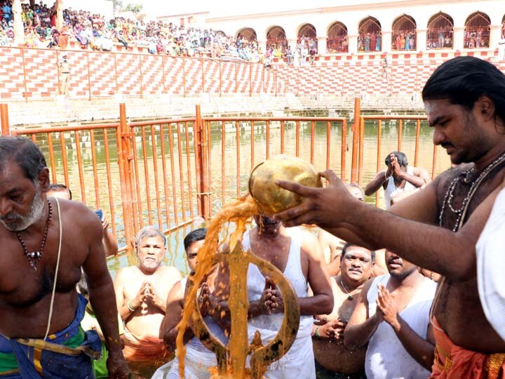 திருநாகேஸ்வரம் நாகநாதசுவாமி கோயிலில் கடை ஞாயிறு விழா- ஆயிரக்கணக்கான பக்தர்கள் புனிதநீராடல்