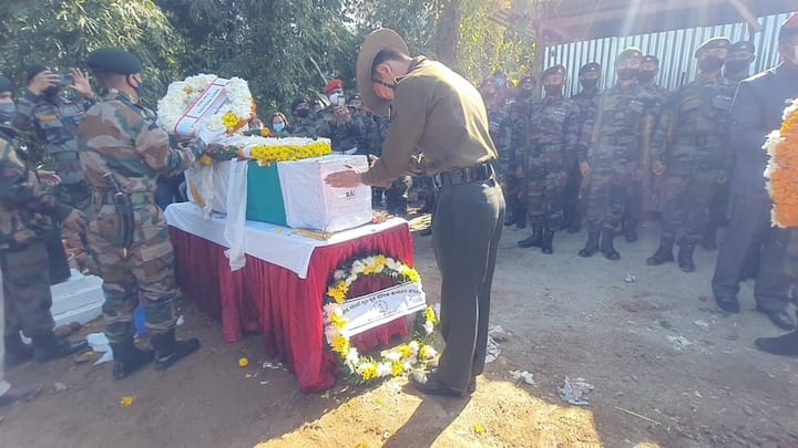 গত বুধবার নীলগিরির গভীর জঙ্গলে, তামিলনাড়ুর কুন্নুরে ঘটে ভয়াবহ দুর্ঘটনা। হেলিকপ্টার ভেঙে পড়ায় মৃত্যু হয় দেশের প্রথম চিফ অফ ডিফেন্স স্টাফ জেনারেল বিপিন রাওয়াত ও তাঁর স্ত্রীর সহ ১৩ জনের। তাঁদেরই একজন রাওয়াতের দেহরক্ষী হাবিলদার সৎপাল রাই।
