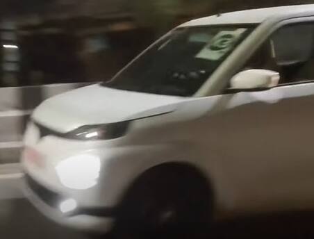 Toyota Hyryder: मारुती कंपनीचे भागीदार टोयोटा भारतीय बाजारात त्यांची इलेक्ट्रीक कार दाखल करण्याचा तयारीत आहे. ही कार Toyota Hyryder Wagon R वर आधारीत असेल. परंतु, या कारचा लूक वेगळा असेल. ही भारतातील सर्वात स्वस्त इलेक्ट्रीक कार ठरू शकते.