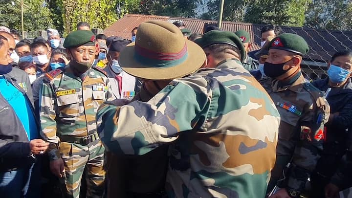 সৎপালের মরদেহ যে তিরঙ্গায় মোড়া ছিল, শেষকৃত্যর আগে তা তুলে দেওয়া হয় তাঁর স্ত্রীর হাতে। স্বামীর কফিনে মাটি দেন স্ত্রী মন্দিরা। শেষবারের মতো কফিনে মাথা ঠেঁকিয়ে বাবাকে প্রণাম করেন ছেলে বিক্কল রাই।