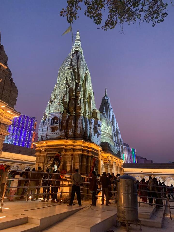 শিবের দ্বাদশ জ্যোতির্লিঙ্গের মধ্যে অন্যতম বারাণসীর কাশী বিশ্বনাথ।  শিবেরও না কি সবচেয়ে পছন্দের! আর তাই বলা হয়, কাশী পৃথিবীর কোনও অংশ নয়। এটিকে শিব তাঁর ত্রিশূলে ধারণ করে রেখেছেন।