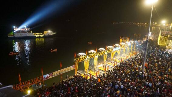 বারাণসীতে গঙ্গার ঘাটে সন্ধ্যা আরতি দেখলেন প্রধানমন্ত্রী