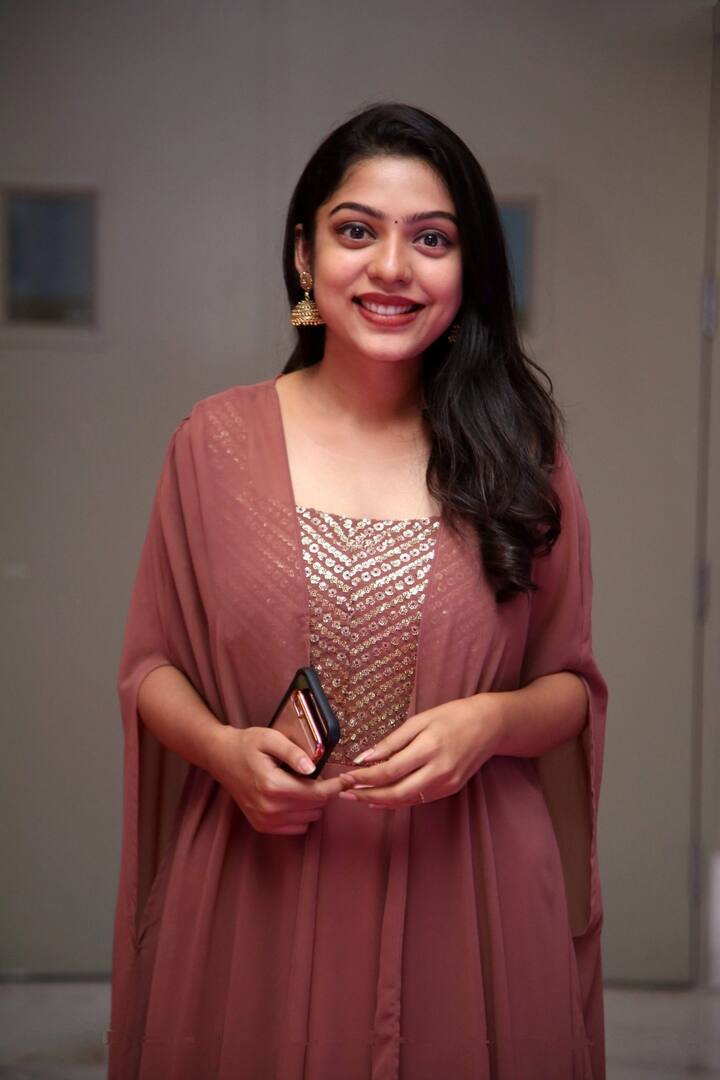 1995ம் ஆண்டு பிறந்த வர்ஷாவிற்கு தற்போது 26 வயதாகிறது