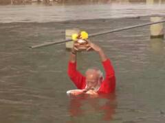 PM Modi in Varanasi: पीएम मोदी ने काशी पहुंचकर गंगा में लगाई डुबकी, देखें तस्वीरें