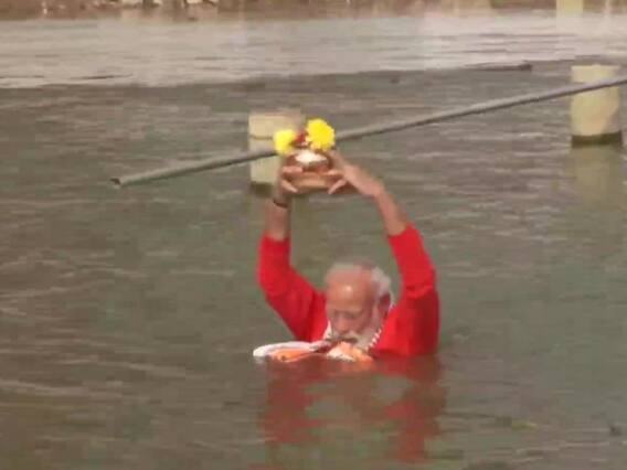 PM Modi in Varanasi: पीएम मोदी ने काशी पहुंचकर गंगा में लगाई डुबकी, देखें तस्वीरें