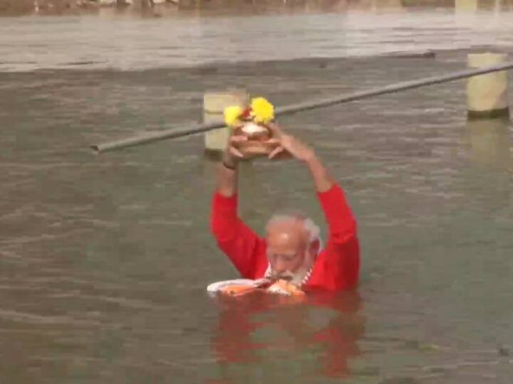 काशी विश्वानाथ कॉरिडोर के लोकार्पण के मौके पर शिव की नगरी दुल्हन की तरह सजी है. अगले एक महीने तक उत्सव जैसा माहौल रहेगा. गंगा स्नान के दौरान पीएम मोदी ने भगवा रंग के कपड़े पहन रखे थे.