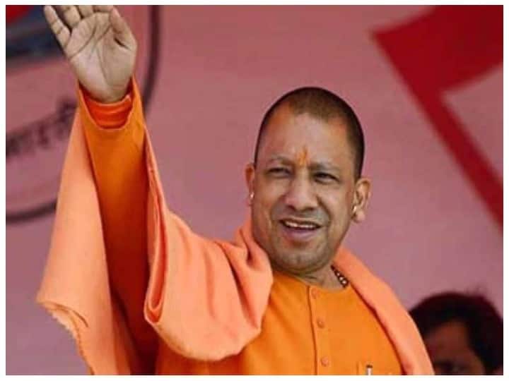 उत्तर प्रदेश सरकार ने कुछ समय पहले फ्री लैपटॉप और स्मार्टफोन बांटने की योजना की घोषणा की थी. इसके तहत यूपी के मेधावी स्टूडेंट्स को फ्री लैपटॉप और स्मार्टफोन दिए जाने का यूपी सरकार का वादा था. इस बाबत कुछ समय पहले आवेदन भी आमंत्रित किए गए थे. इस योजना के तहत करीब 22 लाख स्टूडेंट्स को मुफ्त में लैपटॉप और स्मार्टफोन बांटे जाएंगे. कुछ ही समय में ये वितरण कार्यक्रम शुरू भी हो जाएगा. आइये जानते हैं इस स्कीम की खात बातें, इसके लिए आवेदन का तरीका और पात्रता आदि सबकुछ.