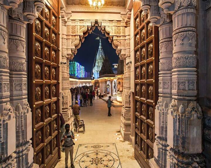 કાશી વિશ્વનાથ કોરિડોરની મહત્વની બાબતો- ખર્ચ 339 કરોડ (પહેલો તબક્કો), લેબર વર્ક 2000 (દરરોજ), વિસ્તાર- 5 લાખ ચોરસ ફૂટ, અધિગ્રહણ 400 ઇમારતો, સમય 2 વર્ષ 9 મહિના.