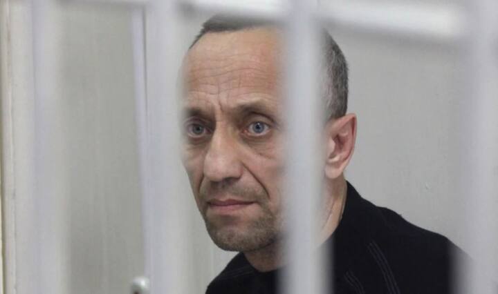 રશિયન મીડિયા રિપોર્ટ્સ અનુસાર, આ સીરિયલ કિલરનું નામ મિખાઇલ પોપકોવ છે. તે અગાઉ રશિયામાં પોલીસ વિભાગમાં પોસ્ટેડ હતો. આટલી બધી હત્યાઓ કરવા પાછળ તેણે કોર્ટમાં વિચિત્ર તર્ક આપ્યો હતો. મિખાઇલે કોર્ટને કહ્યું કે તે શહેરમાંથી ગંદકી સાફ કરી છે. આ મહિલાઓને તેમના અનૈતિક વર્તન માટે સજા કરવામાં આવી છે અને મને તેનો જરાય અફસોસ નથી.