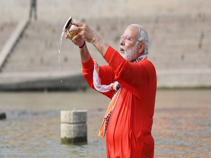 Kashi Vishwanath Temple Corridor Varanasi PM Modi offers prayers, takes a holy dip in Ganga river in Varanasi Kashi Vishwanath Corridor: काल भैरव मंदिर में पूजा, क्रूज पर यात्रा, फिर पीएम मोदी ने लगाई गंगा में डुबकी