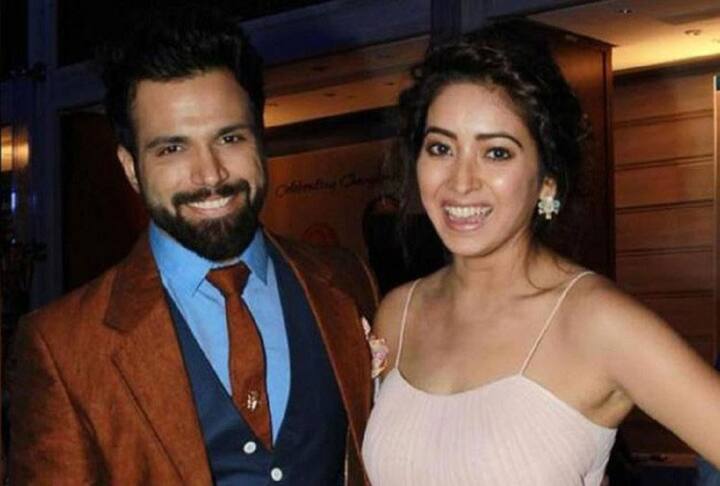 Rithvik Dhanjani – Asha Negi: ऋत्विक धनजानी और आशा नेगी टीवी के बड़े चेहरे हैं जिन्होंने कई साल एक दूसरे को डेट किया. लेकिन इस जोड़ी को भी नजर लगी और दोनों एक दूसरे से अलग हो गए. दोनों ने ऑफिशियली ब्रेकअप का ऐलान किया था जिसके चर्चे आज भी होते हैं.