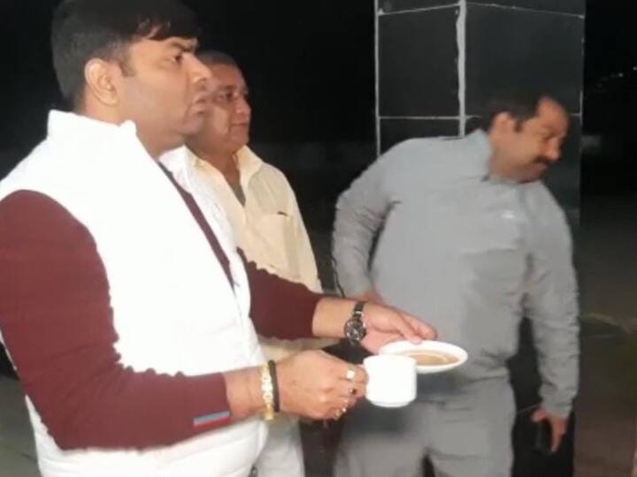 RJD MLA Mukesh Roshan found Insects in Tea at Hajipur Circuit House, made serious allegations on bihar government ann बिहारः चाय की चुस्की में साजिश वाला 'कीड़ा', RJD विधायक मुकेश रोशन ने बिहार सरकार पर निकाली भड़ास