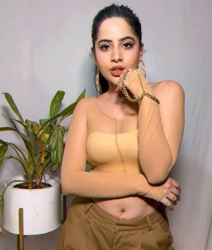 નવી દિલ્હીઃ ઇન્ટરનેટ પર હાલમાં ઉર્ફી જાવેદ સેન્સેશન બની ગઇ છે, તે જે કંઇપણ ફેશન કરે છે તે તરત જ વાયરલ થઇ જાય છે. હવે ઉર્ફી જાવેદે પોતાની નવી સ્ટાઇલ ડિઝાઇન કરી છે, જેનો વીડિયો પણ તેને શેર કર્યો છે. જુઓ કેવી છે તેની ડિઝાઇનિંગ સ્કિલ્સ.