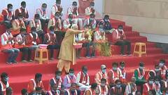 Kashi Vishwanath Corridor: श्रमिकों पर फूल बरसाकर PM Modi ने किया सम्मान,कुर्सी हटाकर उनके साथ बैठे