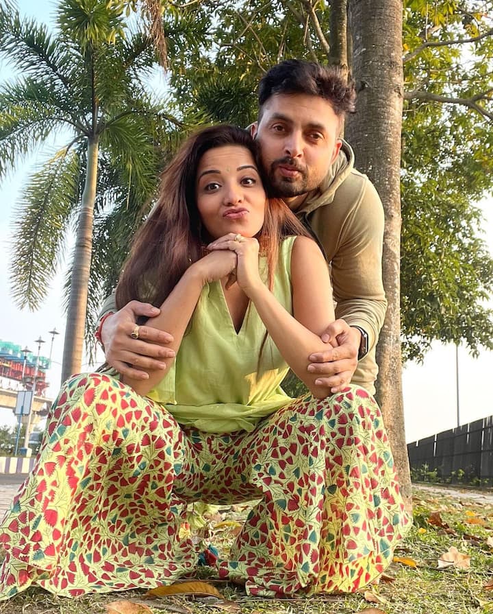 पेड़ो के बीच पति विक्रांत के साथ मोनालिसा का रोमांटिक अंदाज उनके फैंस को चैन को लूट रहा है.
