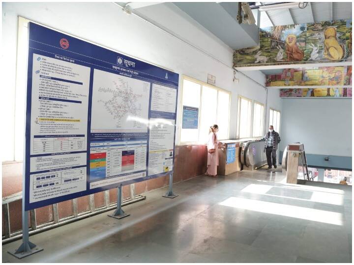 Delhi News: DMRC is installing new signage and maps at metro stations passengers will get complete information ANN Delhi News: मेट्रो में यात्रा के दौरान अब नहीं भटकेंगे रास्ता, DMRC स्टेशनों पर लगा रही नए साइनेज और मैप